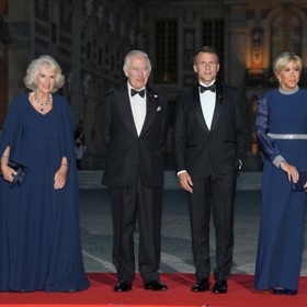 Banket ve Versailles pojaly obě dámy jako přehlídku dokonalé francouzské krejčoviny a vybraly modely v námořnické modři od věhlasného módního domu Dior.