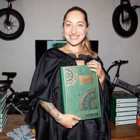 Čtvrtá kniha kuchařky Kamu se jmenuje Nejbarevnější cesta.