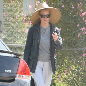 Kim fotografové nedávno načapali v ulicích Los Angeles. Na hlavě měla slaměný klobouk, který si bere prakticky na každou vycházku. Zdá se, že s ním se mezi lidmi cítí jistější. Pro agorafobiky je totiž typické, že se obávají situací, kdy by je na veřejnosti mohla přepadnout panická ataka a oni by se neměli kam schovat. Klobouk se širokou krempou vaše duševní rozpoložení či identitu perfektně skryje.