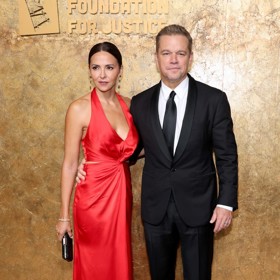 Herec Matt Damon dorazil na předávání cen s manželkou Lucianou Barroso, která se rozhodla pro splývavé šaty v trendy červené barvě.