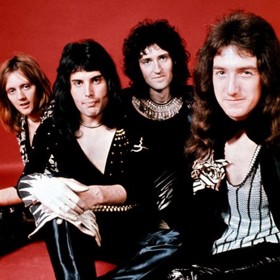 Během nedělního programu vystoupí tribute kapely Queen.