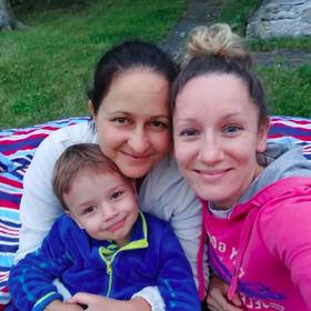 Andrea se svou ženou Terezou vychovávají syna Timíka. 