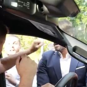 Rozdávali si pěsti.