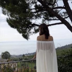 Zadní část svatebních šatů Daniely Písařovicové byla průhledná. 