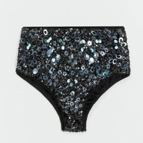 Svrchní kalhotky s flitry a aplikacemi pořídíte v Mangu za 2 299 Kč. Do vyhledávače zboží ale musíte zadat slůvko "šortky".