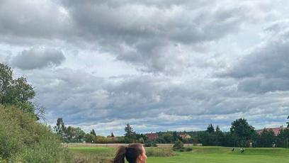 FOTO: Agáta už je na greenu jako doma.