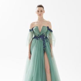 Salon nabízí hned několik modelů z nové kolekce značky Tarik Ediz pro plesovou a společenskou sezonu 2023/2024. Třeba tyto tylové šaty Carlotta zdobené květy.