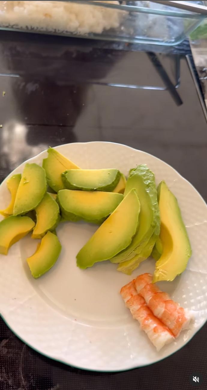 FOTO: Agáta s rodinou připravovala sushi. – stránka 2199
