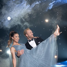 Tanečním partnerem Evy Adamczykové je tanečník Jakub Mazůch.