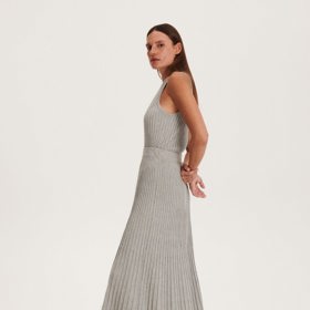 Midi z úpletu v kombinaci s topem ze stejného materiálu. (Reserved, sukně 999 Kč, top 699 Kč)