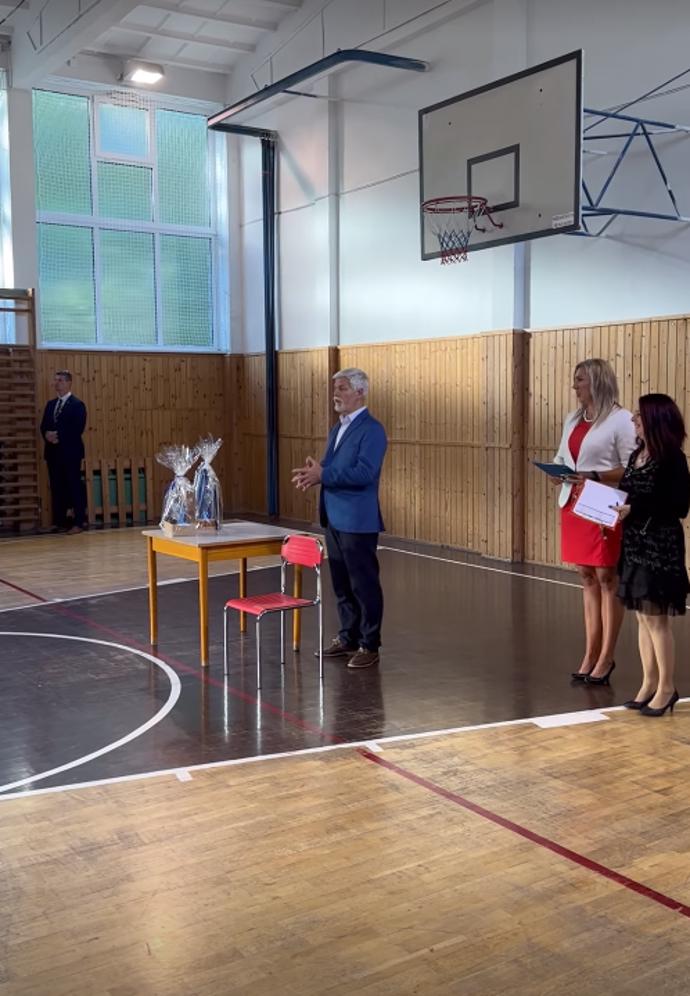 FOTO: Prezident Petr Pavel měl ke školákům několik slov. – stránka 2470