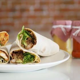 Školákům lze připravovat také plněné tortilly, které mají méně sacharidů než chleba a vejde se do nich hodně zeleniny a bílkovin.