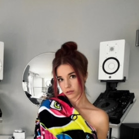 Herečka Aneta Kernová maluje a své obrazy pak přenáší na módní kousky a doplňky.