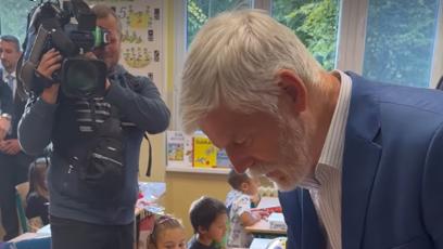 FOTO: Prezident Petr Pavel přinesl dětem drobnosti.
