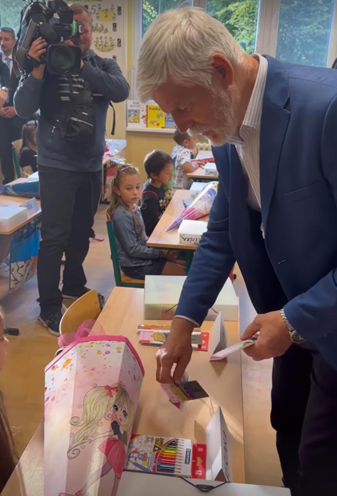 FOTO: Prezident Petr Pavel přinesl dětem drobnosti. – stránka 2469