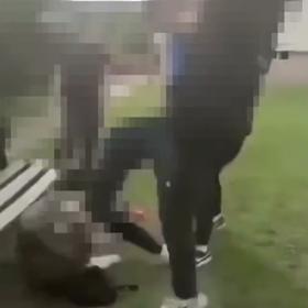 Chlapce brutálně zkopali.
