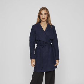 Jednoduché a stylové. Černé kahoty a tmavomodrý plášť se zavinovací optikou se skvěle doplňují. (Vila, plášť, 1 399 Kč)