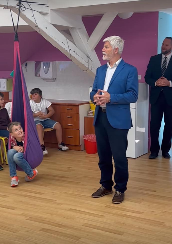FOTO: Prezident Petr Pavel navštívil i na Základní a mateřskou školu Regionu Karlovarský venkov v Sadově na Karlovarsku. – stránka 2468