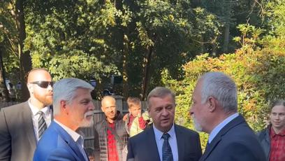 FOTO: Prezident Petr Pavel se přivítal s vedením ZŠ a MŠ Sadov.