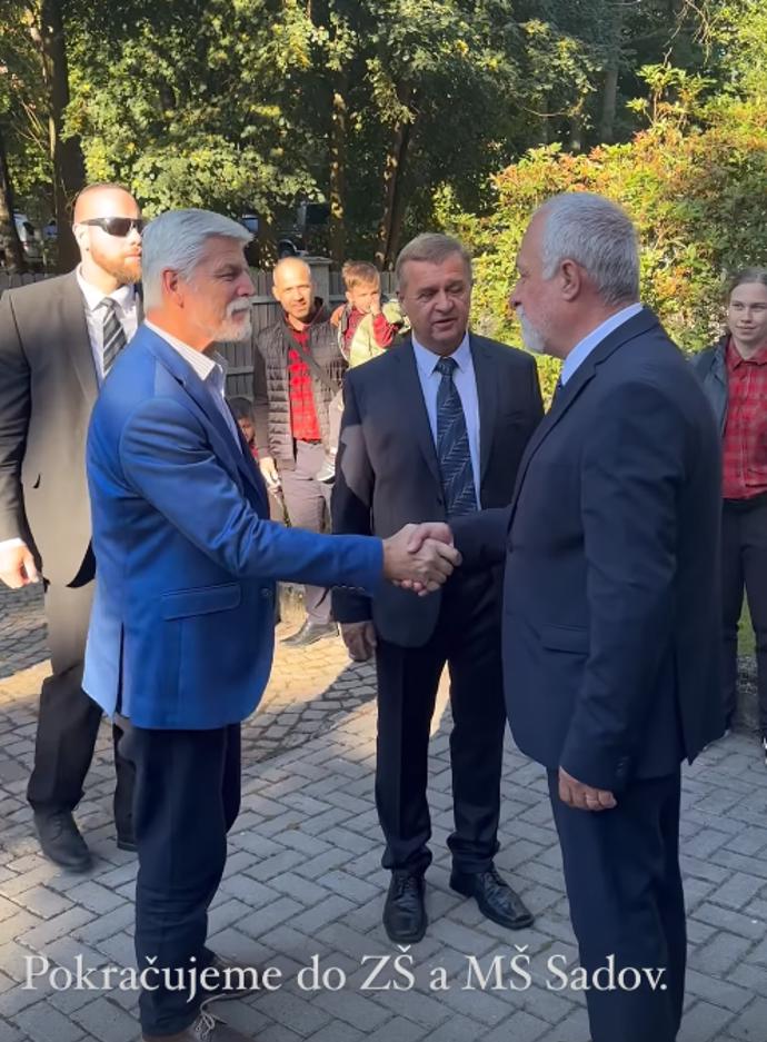 FOTO: Prezident Petr Pavel se přivítal s vedením ZŠ a MŠ Sadov. – stránka 2467