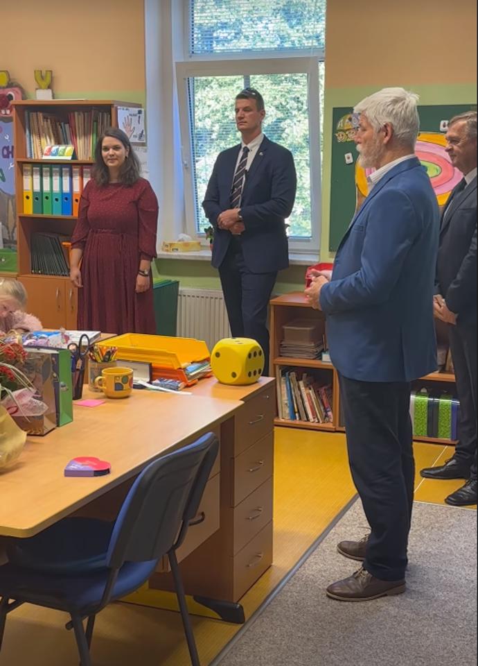 FOTO: Prezident Petr Pavel dnes zahájil nový školní rok na ZŠ a MŠ Sadov. – stránka 2466
