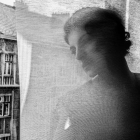 Na výtvarných černobílých snímcích ztvárňuje Alžběta Jungrová své pocity skrze modelky. 