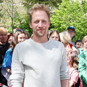 Tomáš Klus hraje v seriálu ZOO fotografa.