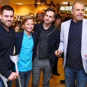 Herec a moderátor Petr Rychlý (na fotce se syny Matějem, Petrem a Ondřejem) se narodil 9. srpna 1965 v Praze.