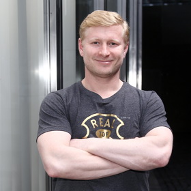 Ladislav Hampl se mimo blond vlasy pyšní také silnými pažemi.