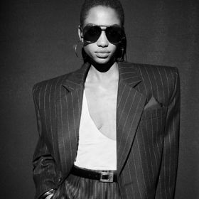 YSL a ikonický proužkovaný oblek v dámské variantě. Místo košile stačí i basic top  či tílko.