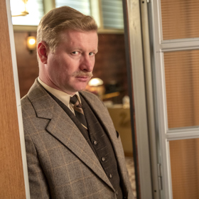 Ladislav Hampl hraje v seriálu Zlatá labuť provozního ředitele obchodního domu.