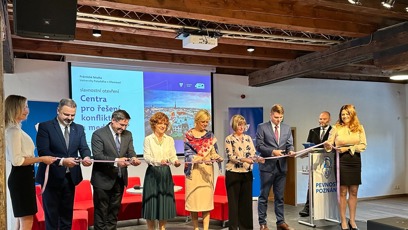 FOTO: Eva Pavlová měla šaty a květinový šátek.