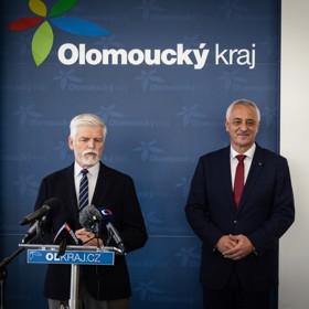 Petr Pavel zvolil černé sako a košili.