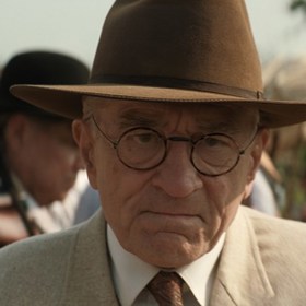 Hlavním strůjcem vražd je Ernestův strýc William Hale (Robert De Niro).