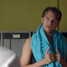 Vojta Dyk v komedii Přes prsty.