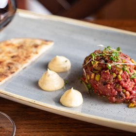 Hovězí tatarák s parmazánovou majonézou nabízí formou předkrmu také italské bistro La Bottega di Finestra.