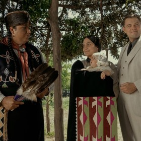 Jelikož jsou díky ropě indiáni bohatí, závidí jim jejich majetek nejedna "bledá tvář".