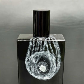 Vůně českého původu s názvem Whispering Fields v sobě snoubí ingredience jako pražený ječmen, osmanthus, vetiver, kurkuma, whisky, jahoda, kůže, pačuli, zázvor, helichrysum, jasmín, kopretina, tuberóza, fialka, iris, hruška, absinth a angelika. Namíchaná šarže parfému obsahuje pouze 60 kusů. Ručně malovaný flakon od značky Space Fluid vyjde na 540 euro, klasický černý obal na 190 euro. 