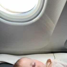 Dcerka Olgy Lounové prý v letadle osm hodin spinkala.