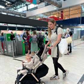 Olga Lounová dokázala dceru zabavit hračkami a svačinkami.