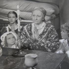 Jitka Viktorínová (vlevo dole) si v roce 1940 zahrála v nejslavnější filmové verzi Babičky.