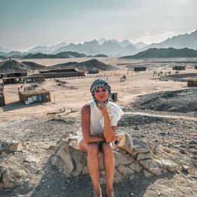  Ornella vyjela do pouště.