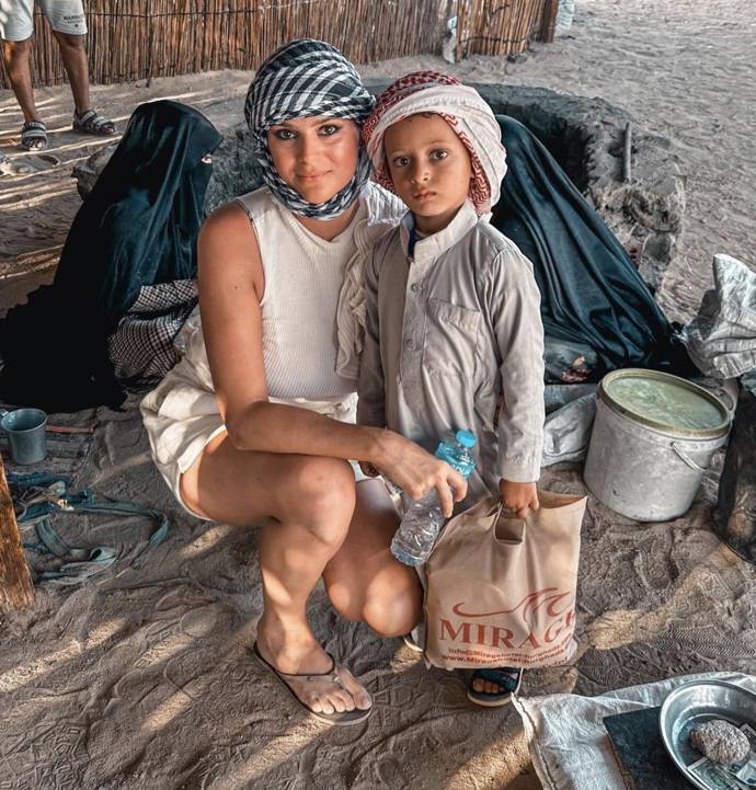 FOTO: Koktová s místním chlapcem. – stránka 485