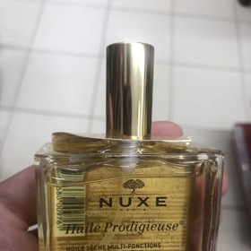 Francouzské ženy si pravidelně mažou celé tělo. Multifunkční olej Nuxe Huile Prodigieuse se dá aplikovat na tvář, tělo, ale i do vlasů.