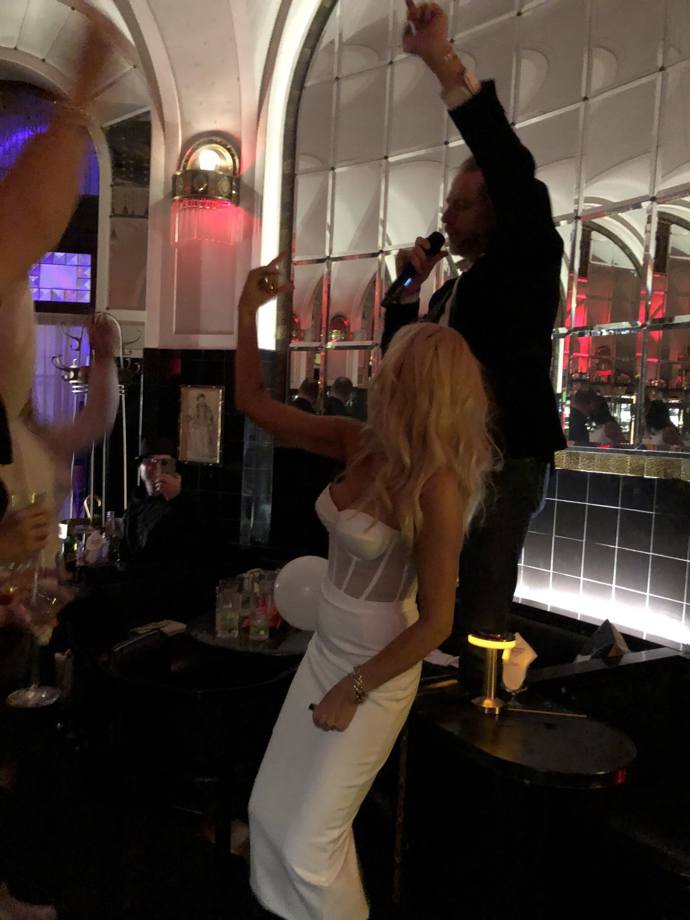 FOTO: Simona Krainová na své vlastní akci zůstala až do rána. – stránka 451