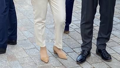 FOTO: Zvolila elegantní béžové lodičky.