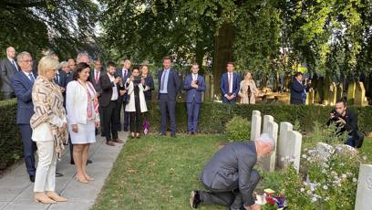 FOTO: Petr Pavel položil květiny u hrobu pilota RAF Zdeňka Dondy.
