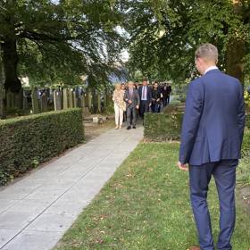 Petr Pavel a Eva Pavlová přicházejí k hrobu.