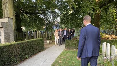 FOTO: Petr Pavel a Eva Pavlová přicházejí k hrobu.