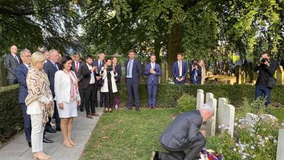 FOTO: Eva Pavlová přihlížela, jak její muž pokládá květiny.